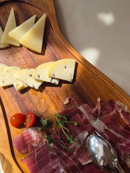 Istrian cheese an prosciutto platter at Konoba Danijela in Veleniki near Poreč
